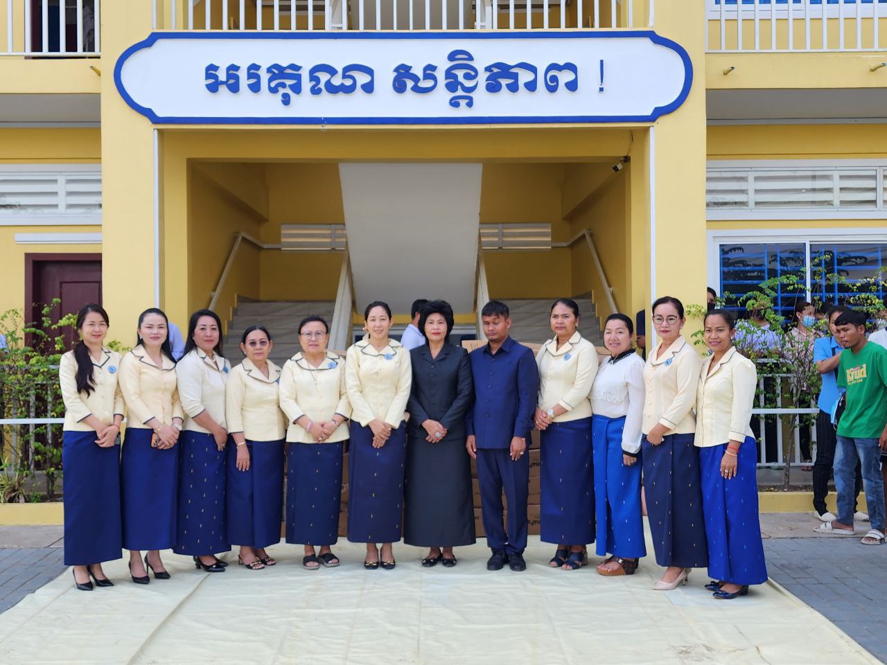 សាខាសមាគមនារីកម្ពុជា ដើម្បីសន្តិភាពនិងអភិវឌ្ឍន៍ ក្រសួង ព័ត៌មាន ប្រគល់អង្ករវីតាមីនចំនួន ១០០កេស ជូនសមាគមសំនៀងជនពិការ