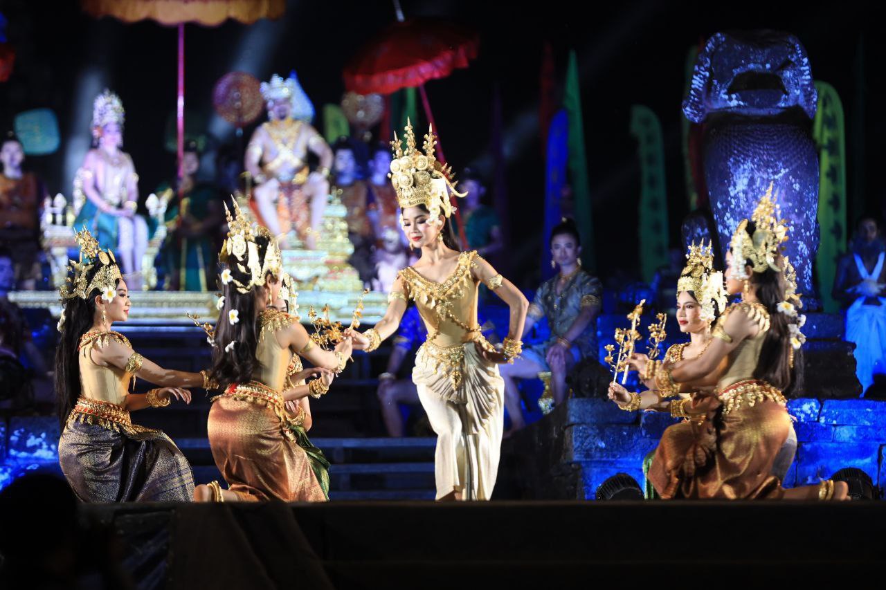ប្រជាពលរដ្ឋបង្ហាញអារម្មណ៍រំភើបសប្បាយរីករាយ ក្រោយបានទស្សនាការសម្តែងសិល្បៈ រាត្រីចងចាំ ក្នុង ព្រឹត្តិការណ៍រំលឹកគុណអង្គរ