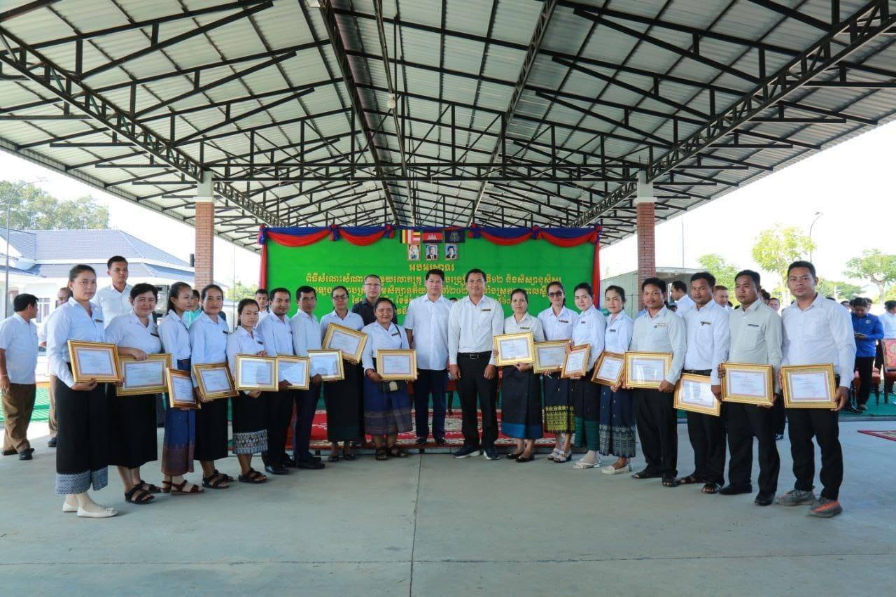 ម៉ូតូ ១៧គ្រឿង ត្រូវបាន ប្រគល់ជូនសិស្សប្រឡងជាប់និទ្ទេសA នៅស្រុកកណ្តាលស្ទឹង ១៧នាក់