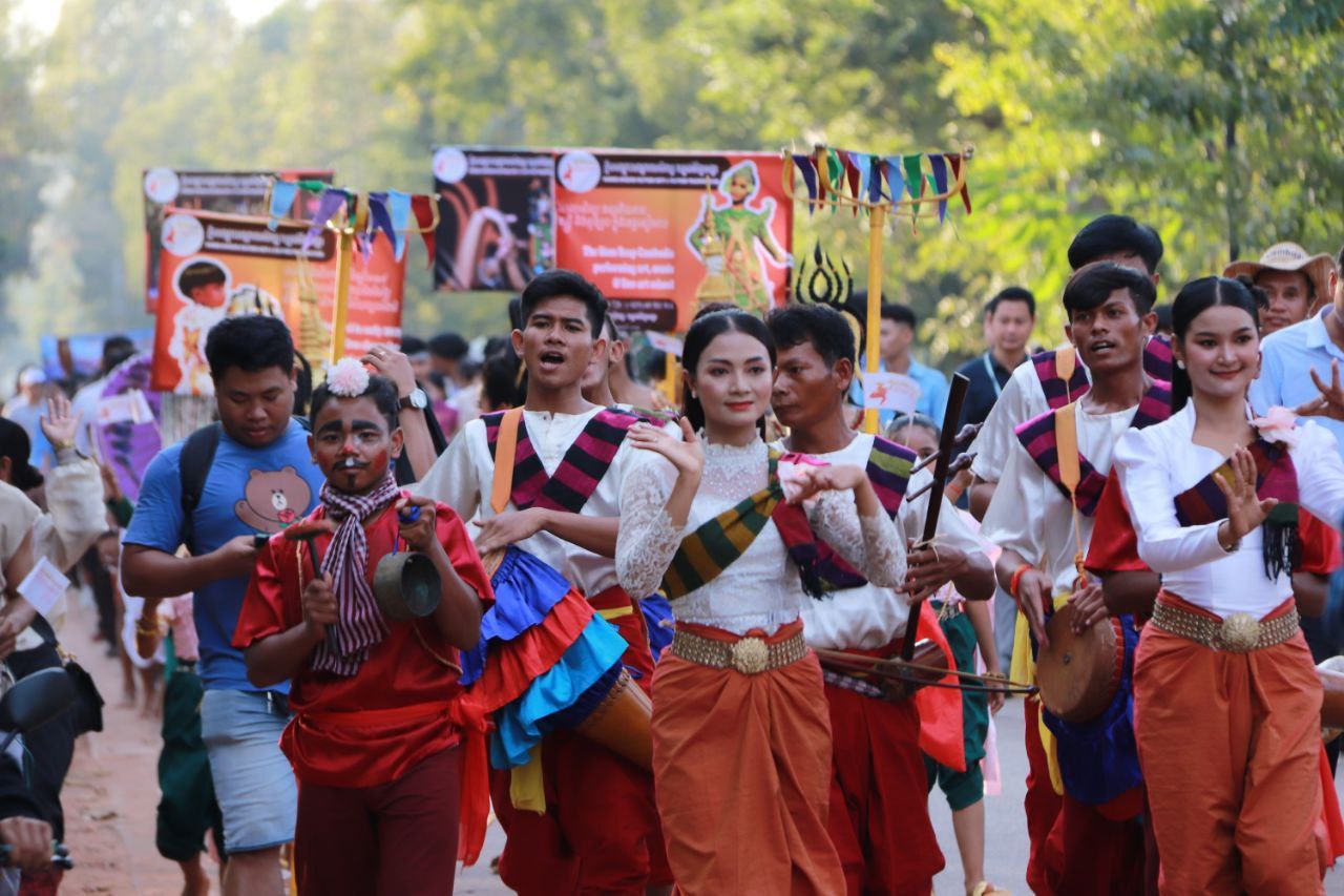 មនុស្សជាង៤០០នាក់ ដង្ហែក្បួនបង្ហាញដល់ភ្ញៀវទេសចរ និងអបអរ ព្រឹត្ដិការណ៍រំលឹកគុណអង្គរ