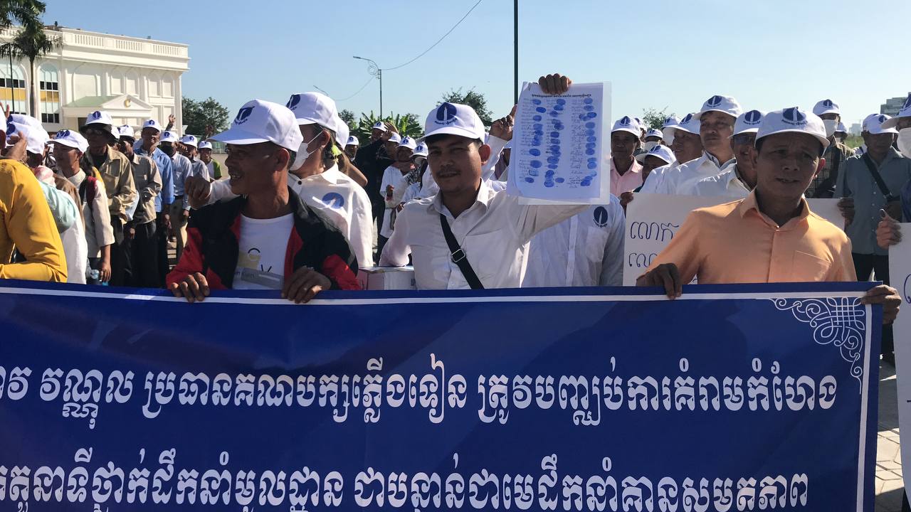 សមាជិកគណបក្សភ្លើងទៀន ផ្ទុះការតវ៉ាទាមទារឱ្យលោក ទាវ វណ្ណល និងលោក លី សុធារ៉ាយុត្តិ ចុះចេញពីតំណែង