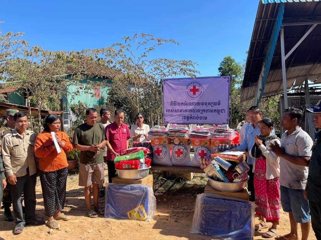 ពលរដ្ឋរងគ្រោះដោយអគ្គិភ័យពីរគ្រួសារ នៅស្វាយពោធិ ទទួលបាន អំណោយ ពីកាកបាទក្រហមកម្ពុជា