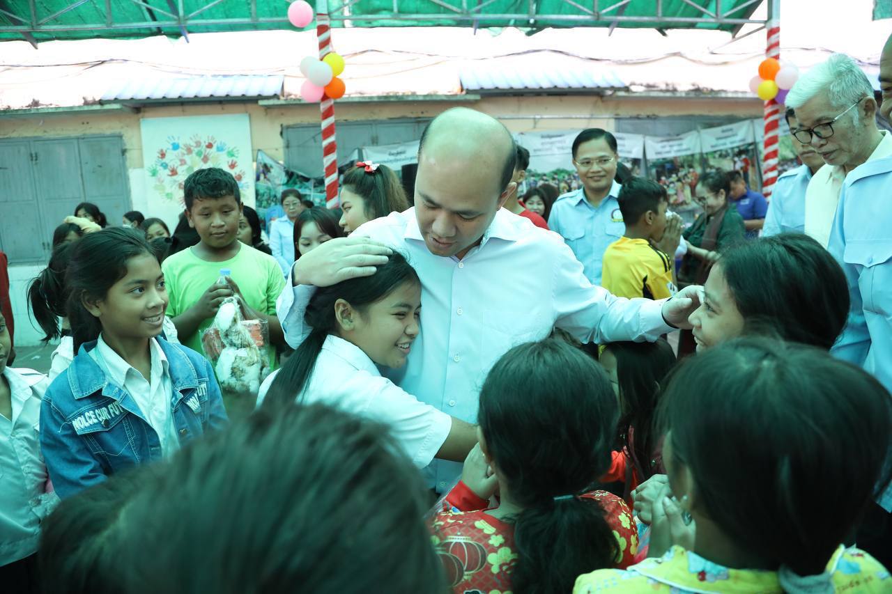 ឯកឧត្តម ហ៊ុន ម៉ានី៖ «សូមកូនៗខំប្រឹងប្រែងរៀនសូត្រ ហើយកុំបាត់ក្តីសង្ឃឹម ប៉ា និងបងៗ នឹងនៅជាមួយកូនៗរហូត»
