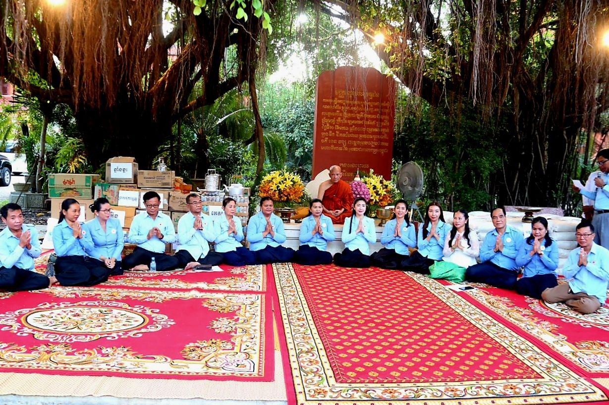 សម្តេច ពិន សែម បានប្រទានសម្ភារៈ ឧបភោគបរិភោគ និងថវិកា មួយចំនួនដល់សាខាកាកបាទក្រហមកម្ពុជា ខេត្តសៀមរាប