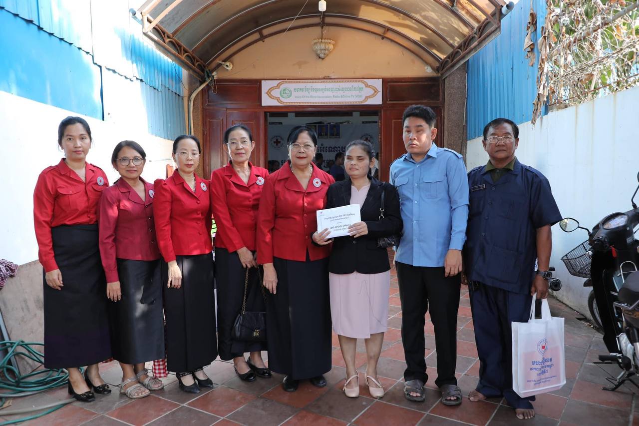 ជនមានពិការភាព ៩០នាក់ នៃសមាគមវិទ្យុ និងទូរទស្សន៍ អនឡាញ សំឡេងជនពិការភ្នែក (VOB) បានទទួលអំណោយមនុស្សធម៌ សម្តេចកិត្តិព្រឹទ្ធបណ្ឌិត ប៊ុន រ៉ានី ហ៊ុនសែន