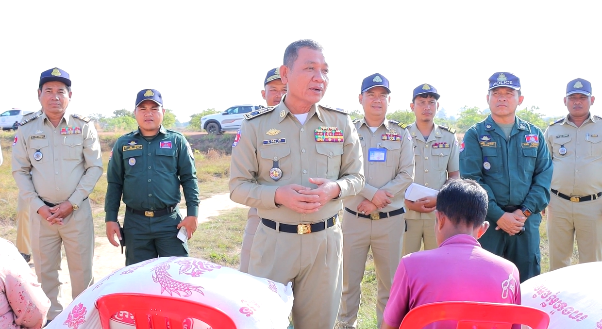 ស្នងការនគរបាលខេត្តកំពង់ធំ ចុះសួរសុខទុក្ខ គ្រួសារអតីតយុទ្ធជន ខ្វះខាតរស់នៅលើដីសម្បទាន សង្គមកិច្ចនៅឃុំក្រយា