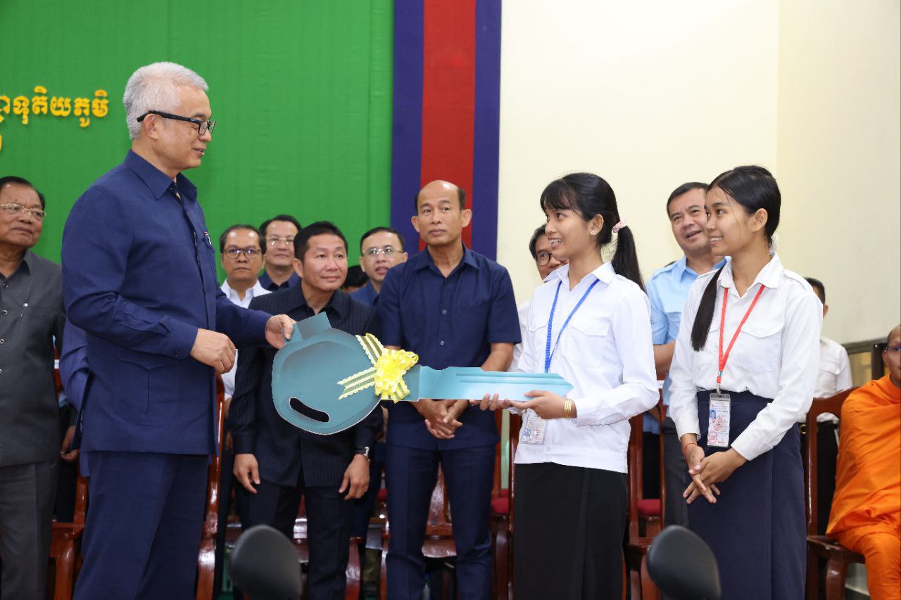 សិស្សប្រឡងជាប់សញ្ញាបត្រមធ្យមសិក្សាទុតិយភូមិ និទ្ទេស A ៥២នាក់ ក្នុងខេត្តកណ្តាល ម្នាក់ៗទទួលបាន ម៉ូតូ ១គ្រឿង និង មួកសុវត្ថិភាព ១