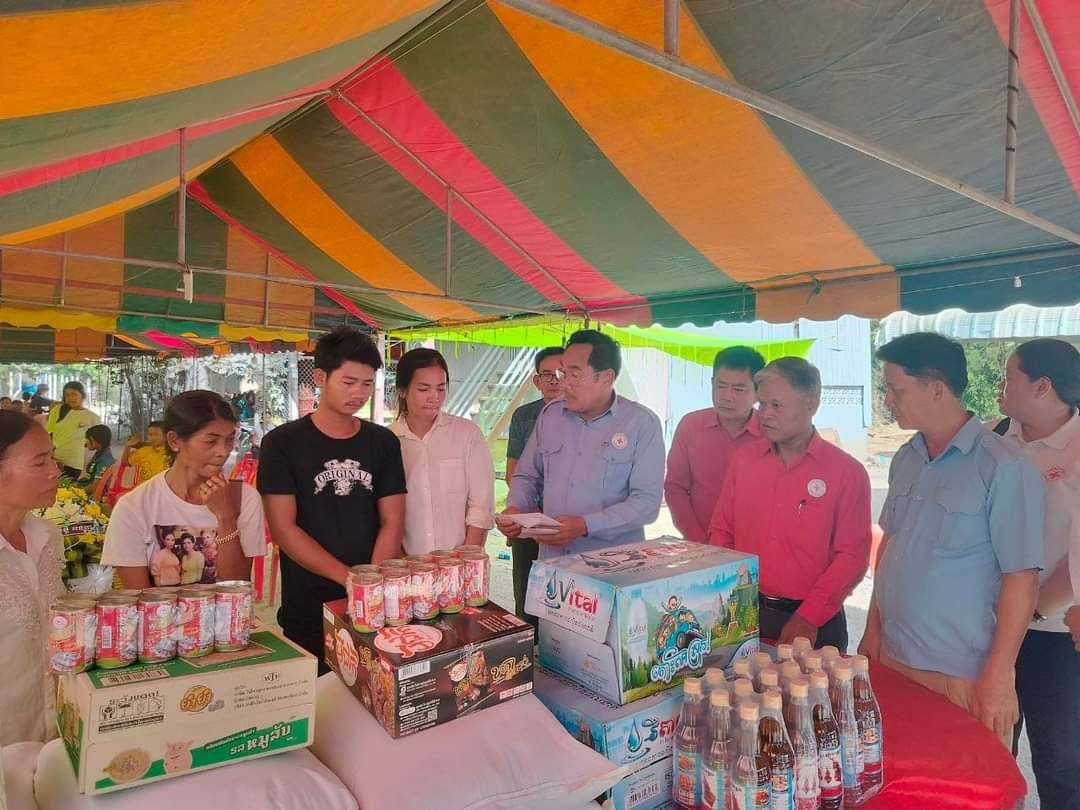 អំណោយមនុស្សធម៌ ពីសាខាកាកបាទក្រហមខេត្តបន្ទាយមានជ័យ ផ្ដល់ជូន គ្រួសារសពក្មេង ៣នាក់លង់ទឹកស្ទឹងមង្គលបូរី