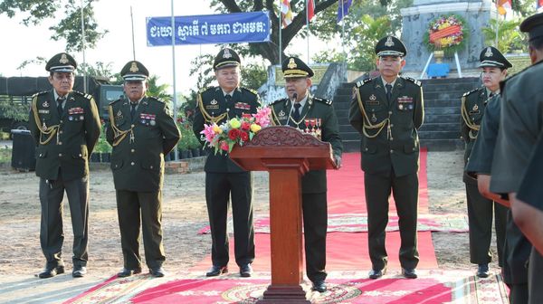 មេបញ្ជាការសឹករងខេត្តកំពង់ធំ ក្រើនរំលឹកដល់កងកម្លាំងទាំងអស់ ត្រូវប្ដេជ្ញាចិត្តដាច់ ខាតការពារឲ្យបាន សុខសន្តិភាព ដែលយើងកំពុងមាន ឱ្យនៅគង់វង្ស ជារៀងរហូត