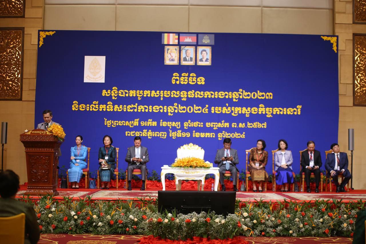 សម្តេចធិបតី ហ៊ុន ម៉ាណែត ណែនាំឱ្យរដ្ឋមន្រ្តីក្រសួងមហាផ្ទៃ រៀបចំតែងតាំងស្រ្ដី នៅមូលដ្ឋានជិតផ្ទះ ដើម្បីរក្សាភាពសុខុមនៅក្នុងគ្រួសារ និងប្រសិទ្ធភាពការងារ