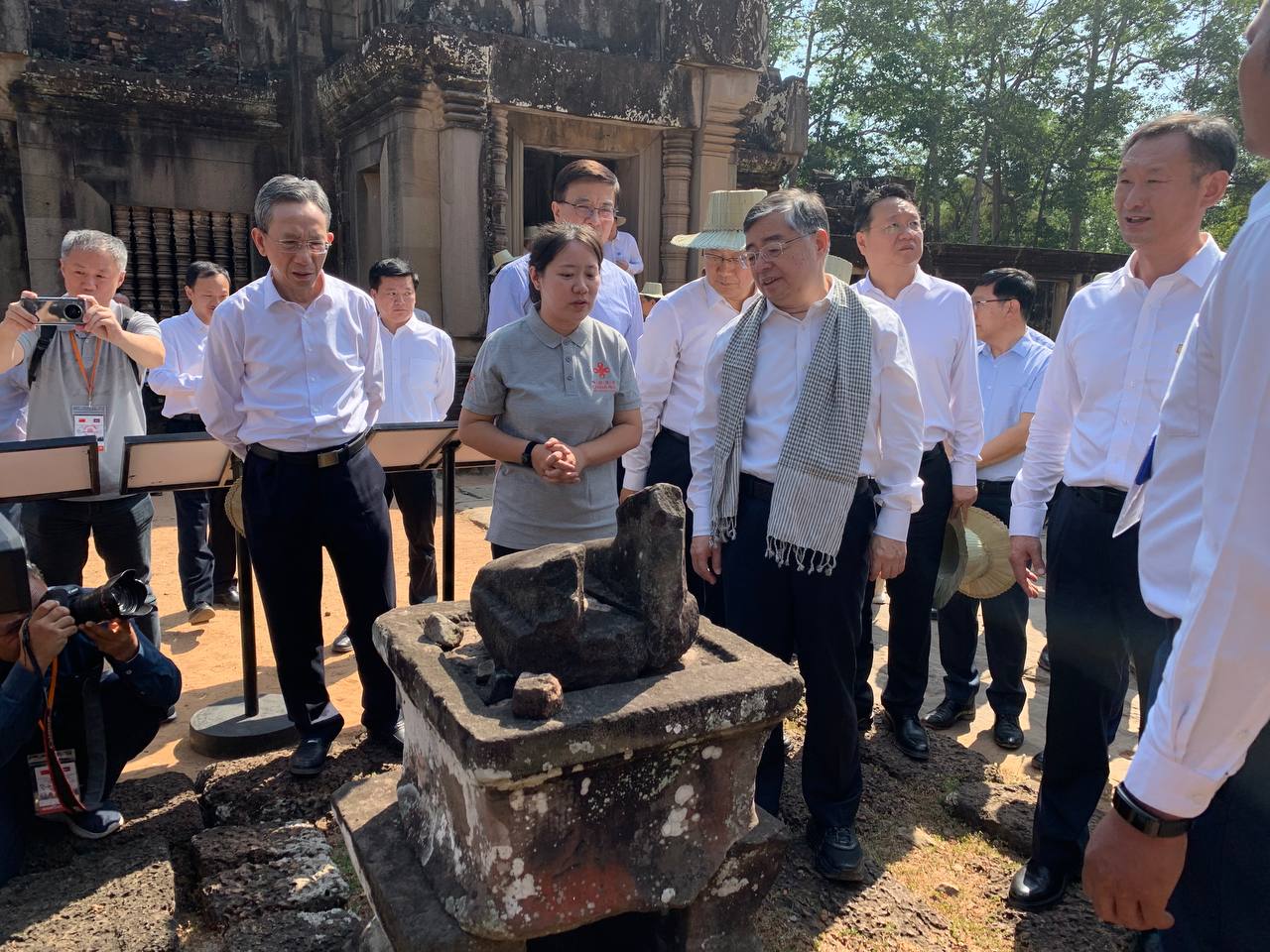 គណៈប្រតិភូបក្សកុម្មុយនីស្តចិន ដែលចូលរួមពិធីបើកឆ្នាំនៃការផ្លាស់ប្តូរប្រជាជន និងប្រជាជន កម្ពុជា-ចិន អញ្ជើញទស្សនាប្រាសាទតាកែវ និងប្រាសាទចៅសាយទេវតា នៅខេត្តសៀមរាប