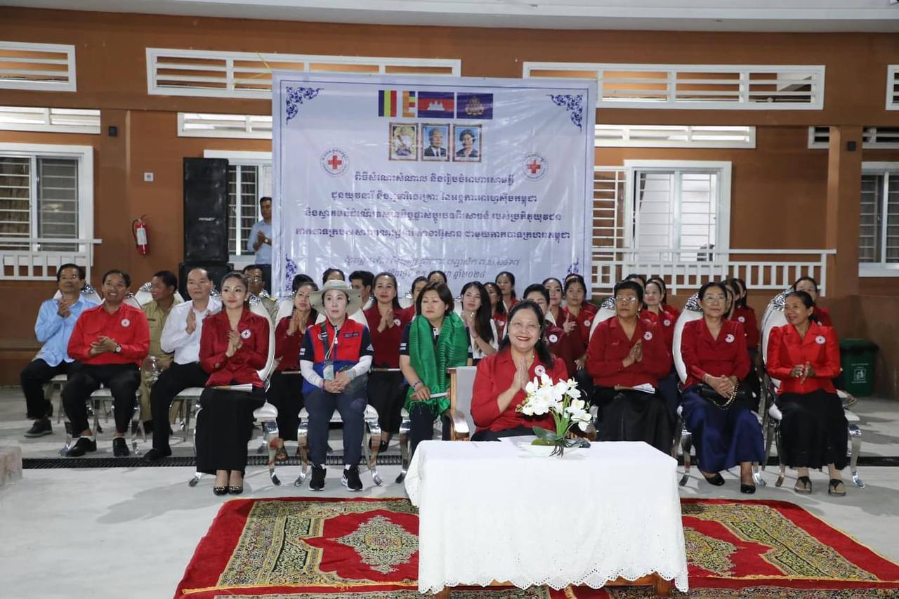 ថ្នាក់ដឹកនាំកាកបាទក្រហមកម្ពុជា សំណេះសំណាល សួរសុខទុក្ខដល់យុវនារី និងកុមារីរងគ្រោះ នៃអង្គការអាហ្វេស៊ីបកម្ពុជា
