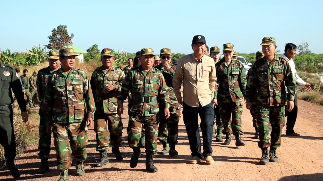 ប្រធានសមាគមនាំគ្រឿងចក្រទៅរៀបចំប្រព័ន្ធលូរំដោះទឹកក្នុងភូមិអតីតយុទ្ធជននាភូមិដងក្តារ