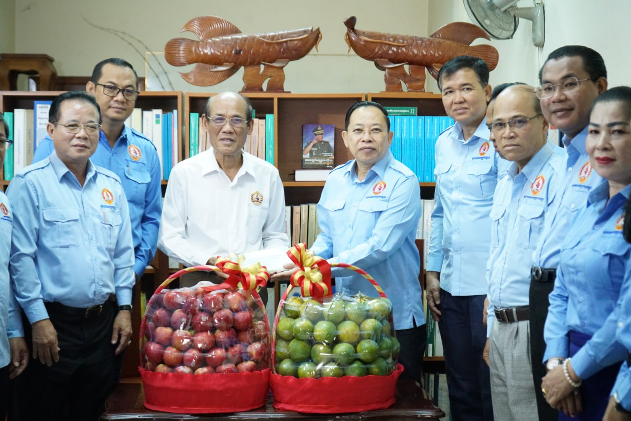 ឯកឧត្តមចាយ បូរិន នាំយកវត្ថុអនុស្សាវរីយ៍របស់សម្តេចមហាបវរធិបតី ហ៊ុន ម៉ាណែត ជូនឯកឧត្តមបណ្ឌិតសភាចារ្យ ស៊ន សំណាង