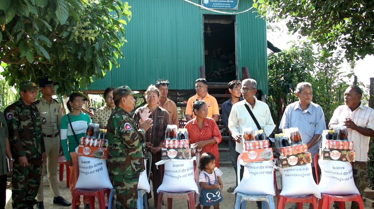 គ្រួសារអតីតយុទ្ធជនប្រាំមួយគ្រួសារមានជីវភាពលំបាកនៅភូមិបល្ល័ង្កលិច បានទទួលអំណោយ