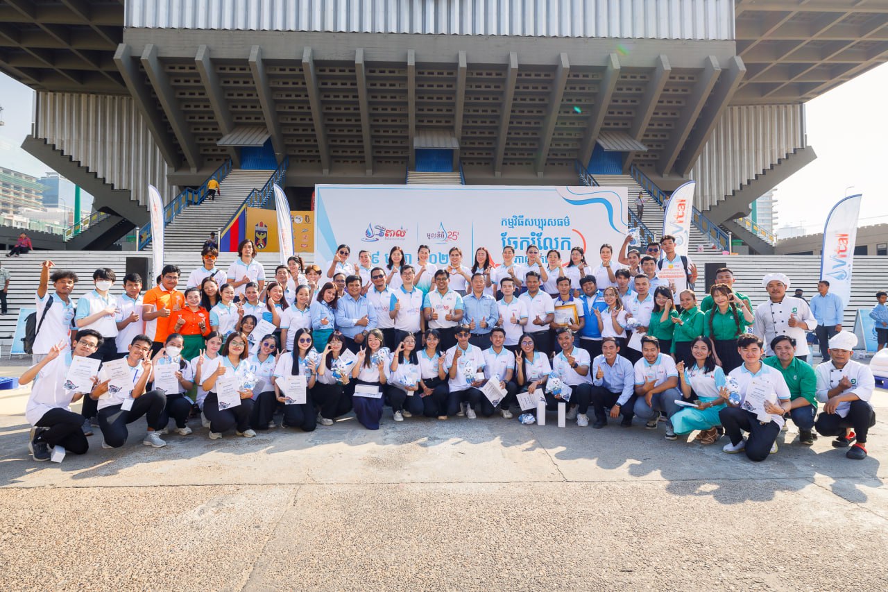 លោកតាស៊ីក្លូក្រីក្រជាង ៣០០នាក់ ទទួលអំណោយសប្បុរសធម៌ពីក្រុមហ៊ុន វីតាល់ និងមូលនិធិ ២៥៛