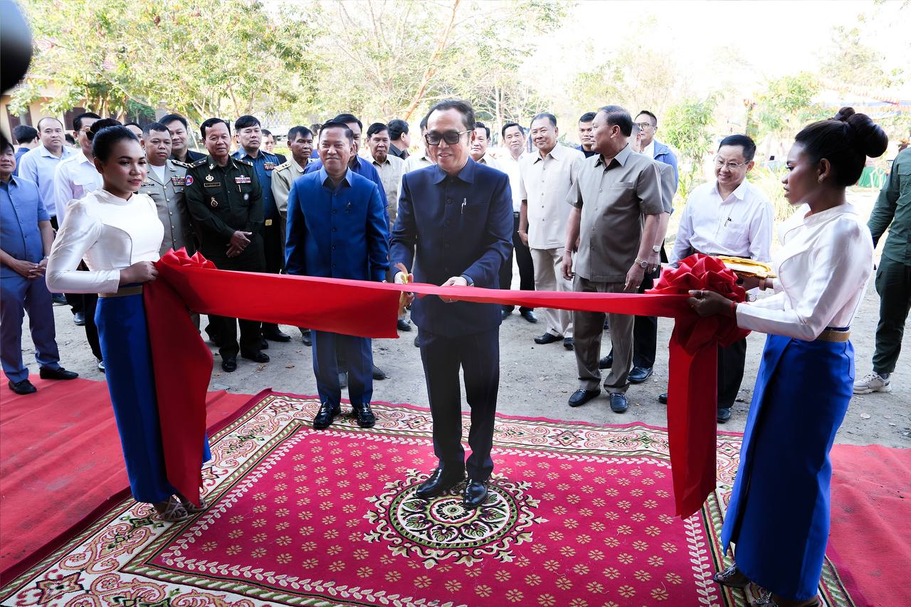 ឧបនាយករដ្ឋមន្ក្រីប្រចាំការ វង្សី វិស្សុត សម្ពោធដាក់ឱ្យប្រើប្រាស់អគារសិក្សា១ខ្នង មាន៥បន្ទប់ នៅឃុំអមលាំង ស្រុកថ្ពង ខេត្តកំពង់ស្ពឺ