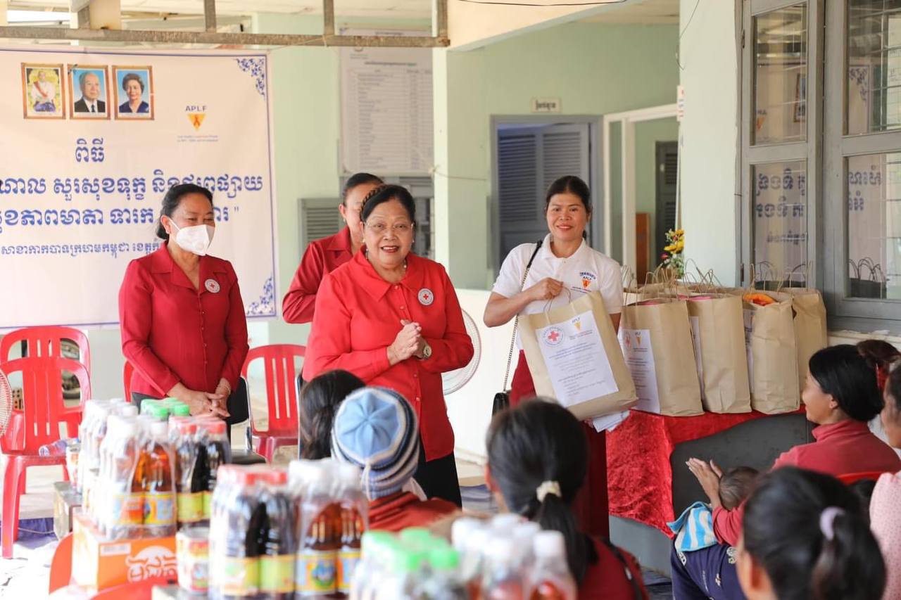 ស្ត្រីទើបសម្រាលកូនរួច និងត្រៀមសម្រាលចំនួន ២៣នាក់ នៅមណ្ឌលសុខភាព ព្រៃប្រស់ ខេត្តកំពង់ធំ ទទួលអំណោយមនុស្សធម៌