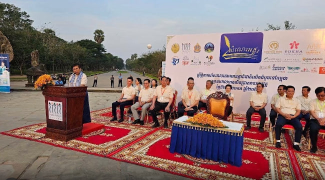 បេក្ខជនជាង ៧០០ នាក់មកពី ២៥ រាជធានីខេត្ត ចូលរួមក្នុងព្រឹត្តិការណ៍សរសេរតាមអានថ្នាក់ជាតិលើកដំបូងនៅកម្ពុជា “សំណេរអង្គរ” នៅបរិវេណស្ពានហាលខាងលិចប្រាសាទអង្គរវត្ត នៅថ្ងៃទី២១ មករា ២០២៤