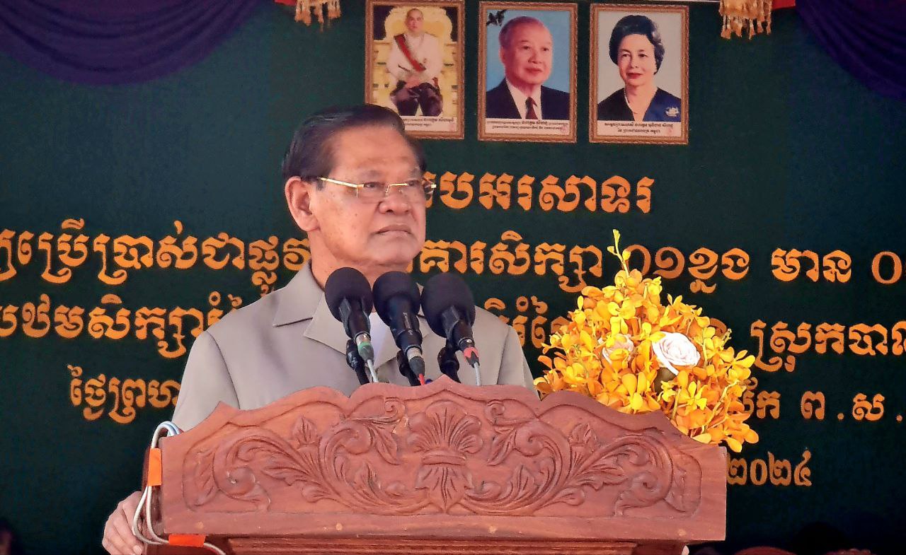 សម្ដេចក្រឡាហោម ស ខេង ណែនាំឱ្យបិទផ្លាកសញ្ញា ចរាចរណ៍ នៅតាមសាលារៀន