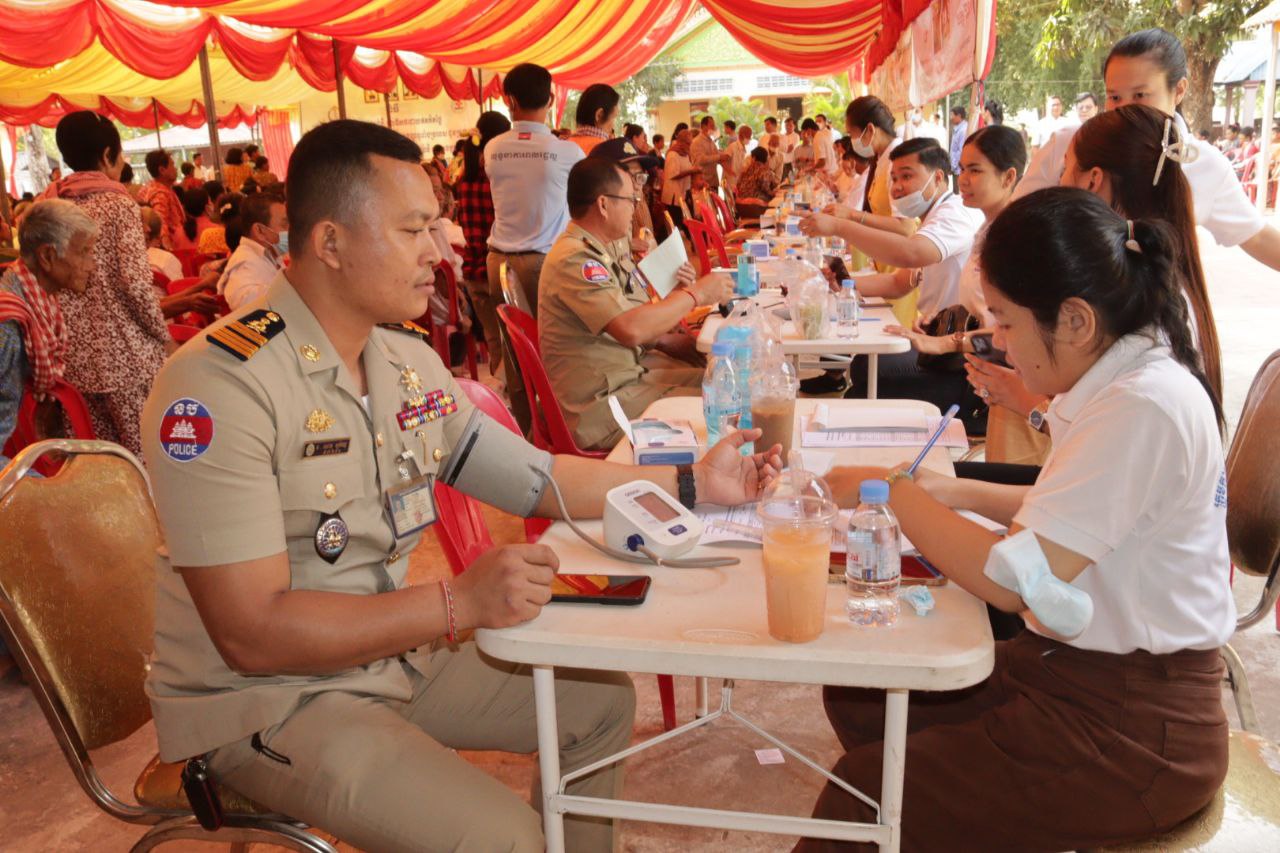 ប្រជាពលរដ្ឋ២,៧៥៩នាក់ នៅស្រុកស្វាយជ្រំ ទទួលបានការពិនិត្យ និងព្យាបាលជំងឺឥតគិតថ្លៃ ពីក្រុមការងារគ្រូពេទ្យស្ម័គ្រចិត្ត លោក ហ៊ុន ម៉ានី
