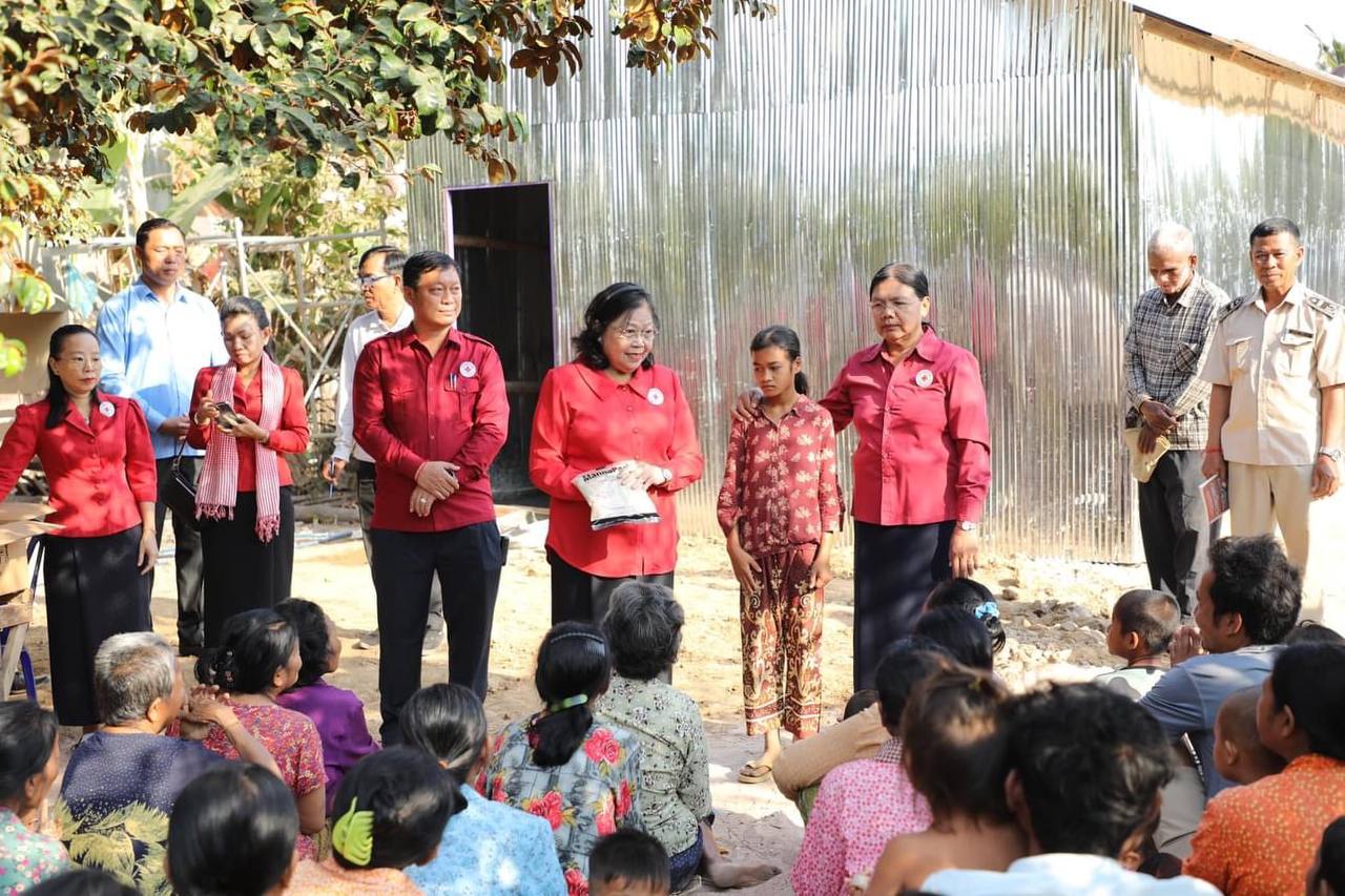 សម្តេចកិត្តិព្រឹទ្ធបណ្ឌិត ប៊ុន រ៉ានី សាងសង់ផ្ទះ ១ខ្នង ជូនកុមារកំព្រា ២នាក់ បង ប្អូន នៅខេត្តកំពង់ឆ្នាំង និងចេញថ្លៃព្យាបាលដល់បងប្រុសដែលមានជំងឺ