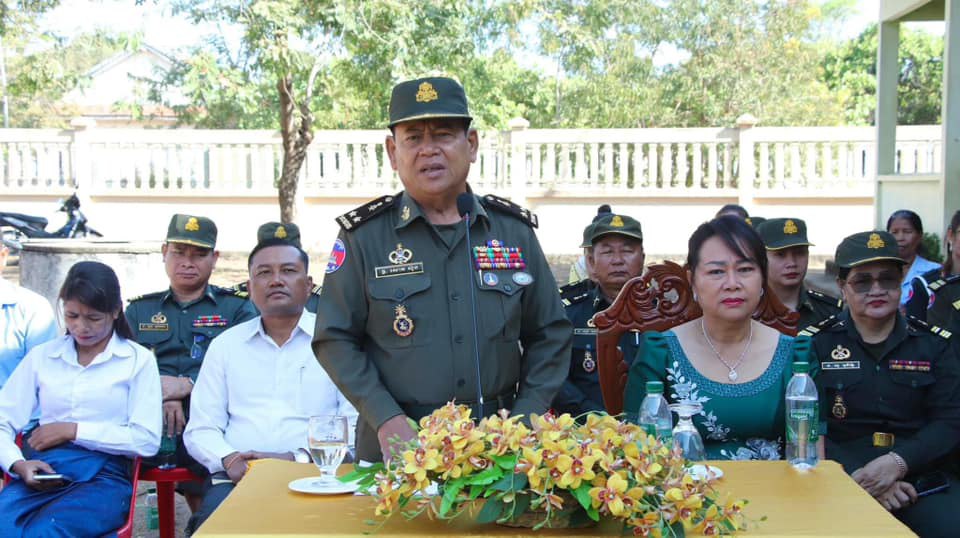 សិស្សានុសិស្ស នៅសង្កាត់អាចារ្យលាក់ ក្រុងស្ទឹងសែន ខេត្តកំពង់ធំ ទទួលបានការឧបត្ថម្ភសម្លៀកបំពាក់កីឡា ប៊ិច និងសៀវភៅសរសេរ