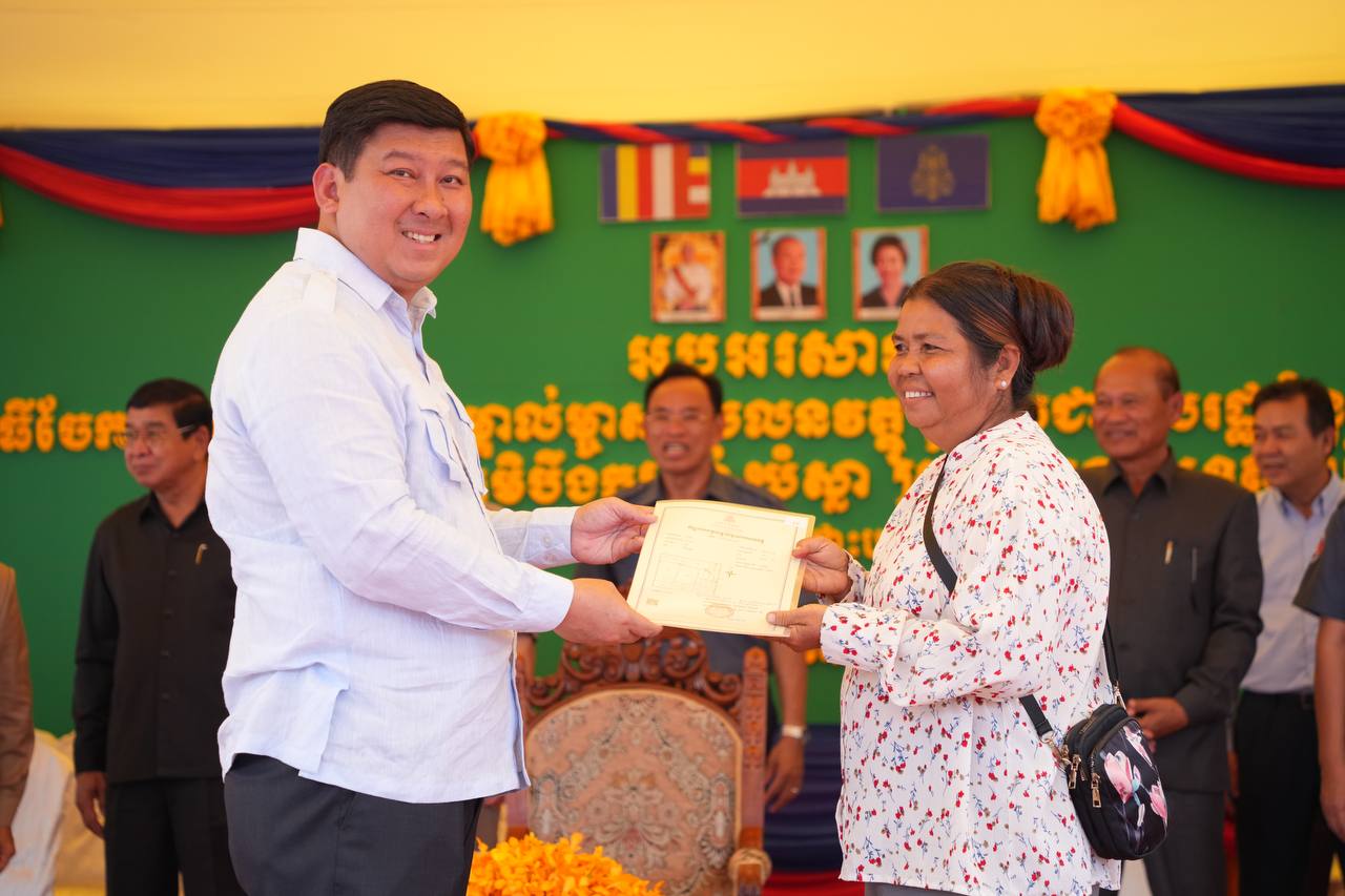 រាជរដ្ឋាភិបាលកម្ពុជា ប្រគល់វិញ្ញាបនបត្រសម្គាល់ម្ចាស់អចលនវត្ថុ ជូនប្រជាពលរដ្ឋចំនួន ៣២៣គ្រួសារ នៅស្រុកសំរោង ខេត្តតាកែវ