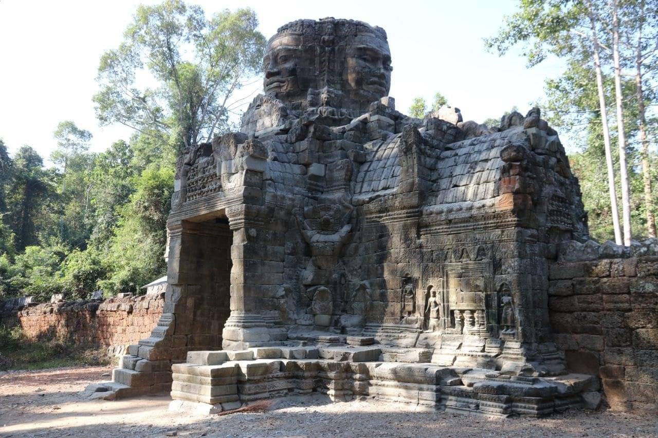 ខ្លោងទ្វារខាងលិចនៃប្រាសាទបន្ទាយក្តី បានបញ្ចប់ការជួសជុលជាស្ថាពរ ដោយ បាន រៀបផ្គុំថ្មទៅតាមលំនាំរូបរាងដើមឡើងវិញ
