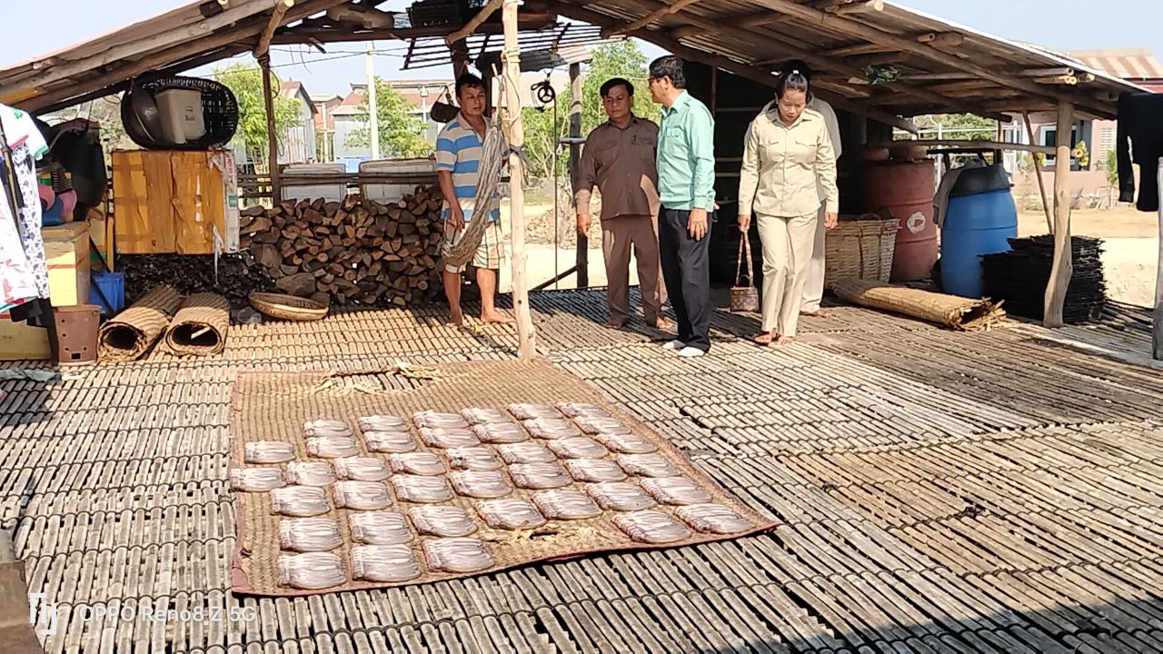 រដ្ឋបាលក្រុងកំពង់ឆ្នាំងចុះផ្សព្វផ្សាយដល់អ្នកប្រកបមុខរបរឆ្អើរត្រីនៅភូមិផ្សារលើ ពីវិធីបង្កាអគ្គិភ័យ