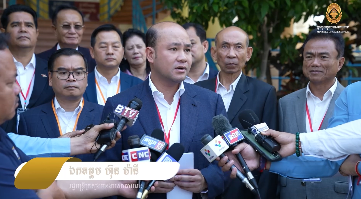 សម្ដេចធិបតី ហ៊ុន ម៉ាណែត បង្ហាញឃ្លីបវីដេអូ ស្ដីពីចំណាប់អារម្មណ៍របស់បេក្ខជន អាណាព្យាបាល និងភាគីពាក់ព័ន្ធនានាដែលចូលរួម និងរៀបចំការប្រឡងប្រជែង ជ្រើសរើសគ្រូបង្រៀន ឯកទេសអប់រំកាយ និងកីឡា