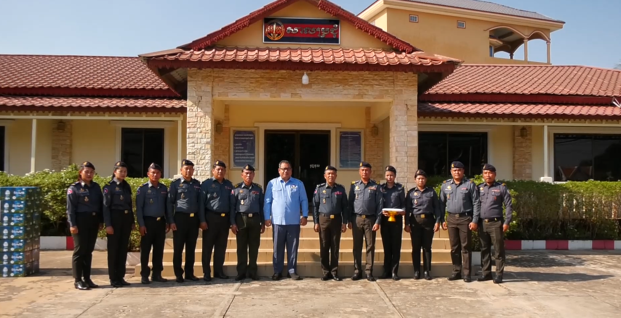 យកទិវានៃក្តីស្រឡាញ់មកចែករំលែកអំណោយដល់កម្លាំងកងរាជអាវុធហត្ថខេត្តកំពង់ស្ពឺ