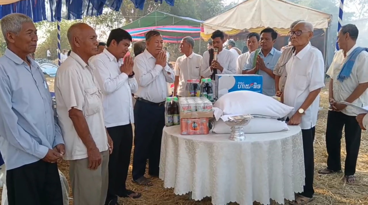 អភិបាលស្រុករលាប្អៀរនាំយកបច្ច័យចូលរួមកសាងស្ពានព្រៃក្រាំង