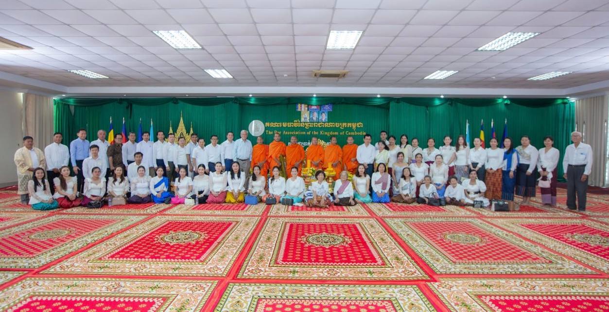 គណៈមេធាវីកម្ពុជារៀបចំពិធីបុណ្យផ្កាប្រាក់សាមគ្គី ប្រមូលបច្ច័យយកទៅកសាងហេដ្ឋារចនាសម្ព័ន្ធ នៅក្នុងក្រុង ឧដុង្គម៉ែជ័យ