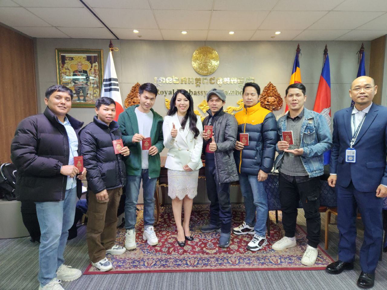 នៅក្នុងវគ្គទី១នេះ ទូតកម្ពុជា ប្រចាំសាធារណ រដ្ឋ កូរ៉េ ប្រគល់ លិខិតឆ្លងដែន ជូនដល់ បងប្អូនខ្មែរបាន ១០៦រូប
