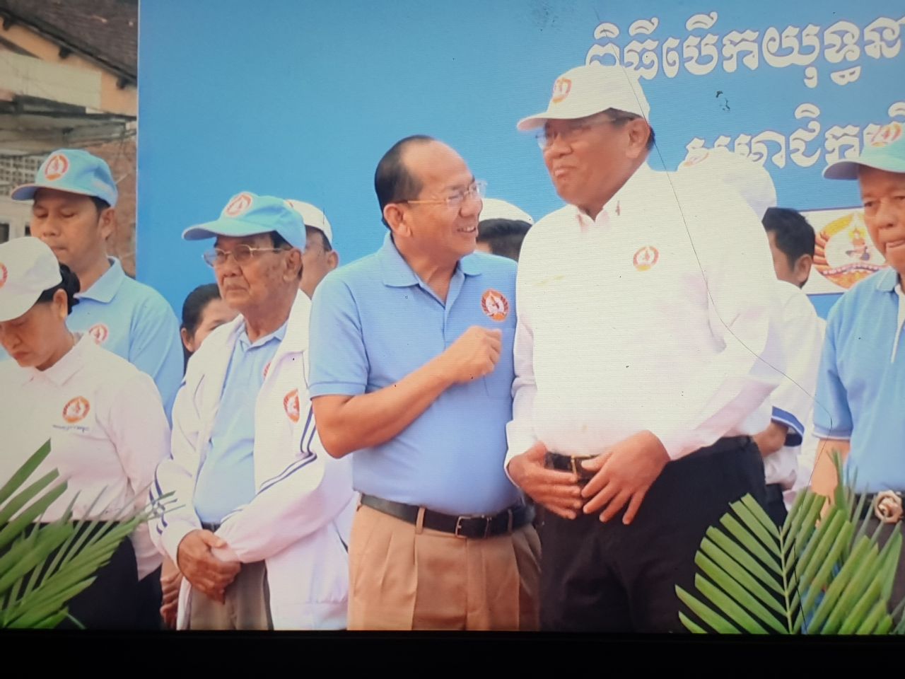 គណបក្សប្រជាជនកម្ពុជារៀបចំក្បួនដង្ហែធំនៅថ្ងៃបើកយុទ្ធនាការឃោសនាបោះឆ្នោតជ្រើសតាំងសមាជិកព្រឹទ្ធសភានៅខេត្តកំពត