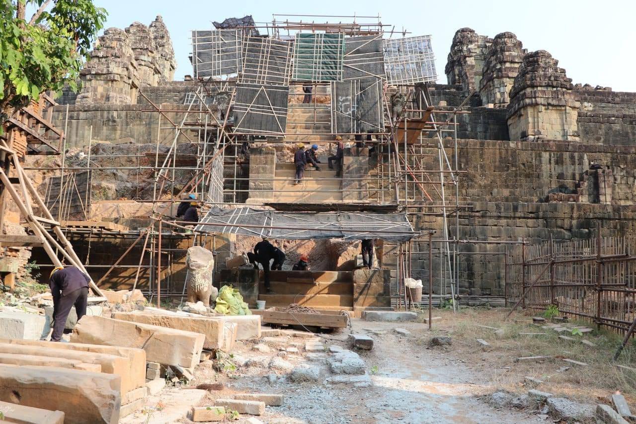 មូលនិធិប្រាសាទពិភពលោក បន្តគម្រោងជួសជុលជណ្តើរ និងជញ្ជាំងផ្នែកខាងត្បូង របស់ប្រាសាទភ្នំបាខែង ហើយគ្រោងបញ្ចប់នៅចុងឆ្នាំ២០២៧