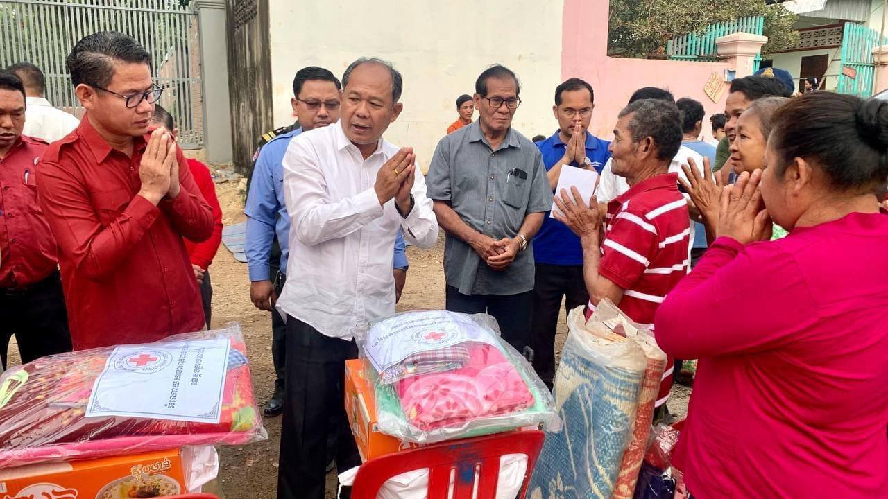 អភិបាលខេត្តអញ្ជើញចុះសួរសុខទុក្ខនិងយកអំណោយទៅជូនគ្រួសាររងគ្រោះដោយសារអគ្គិភ័យ