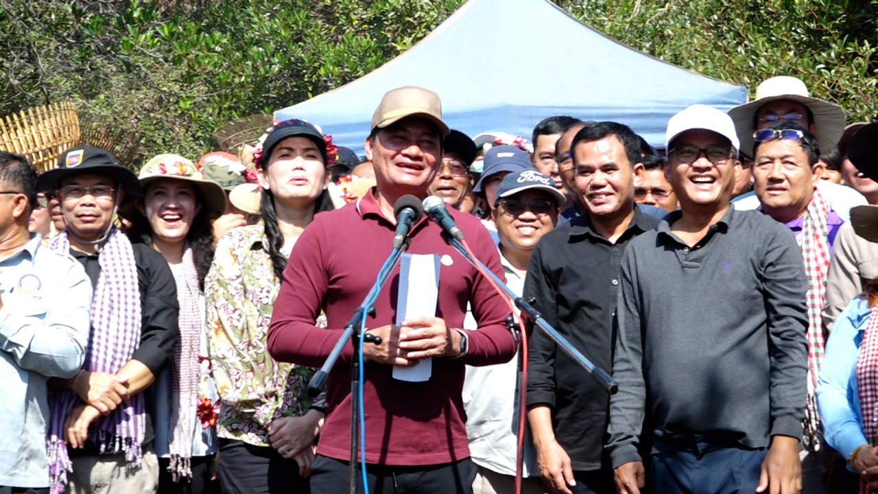ប្រជាពលរដ្ឋប្រមាណជិតដប់ម៉ឺននាក់ចូលរួមពិធីចាប់ត្រីបឹងត្រពាំងក្រម ខេត្តត្បូងឃ្មុំ