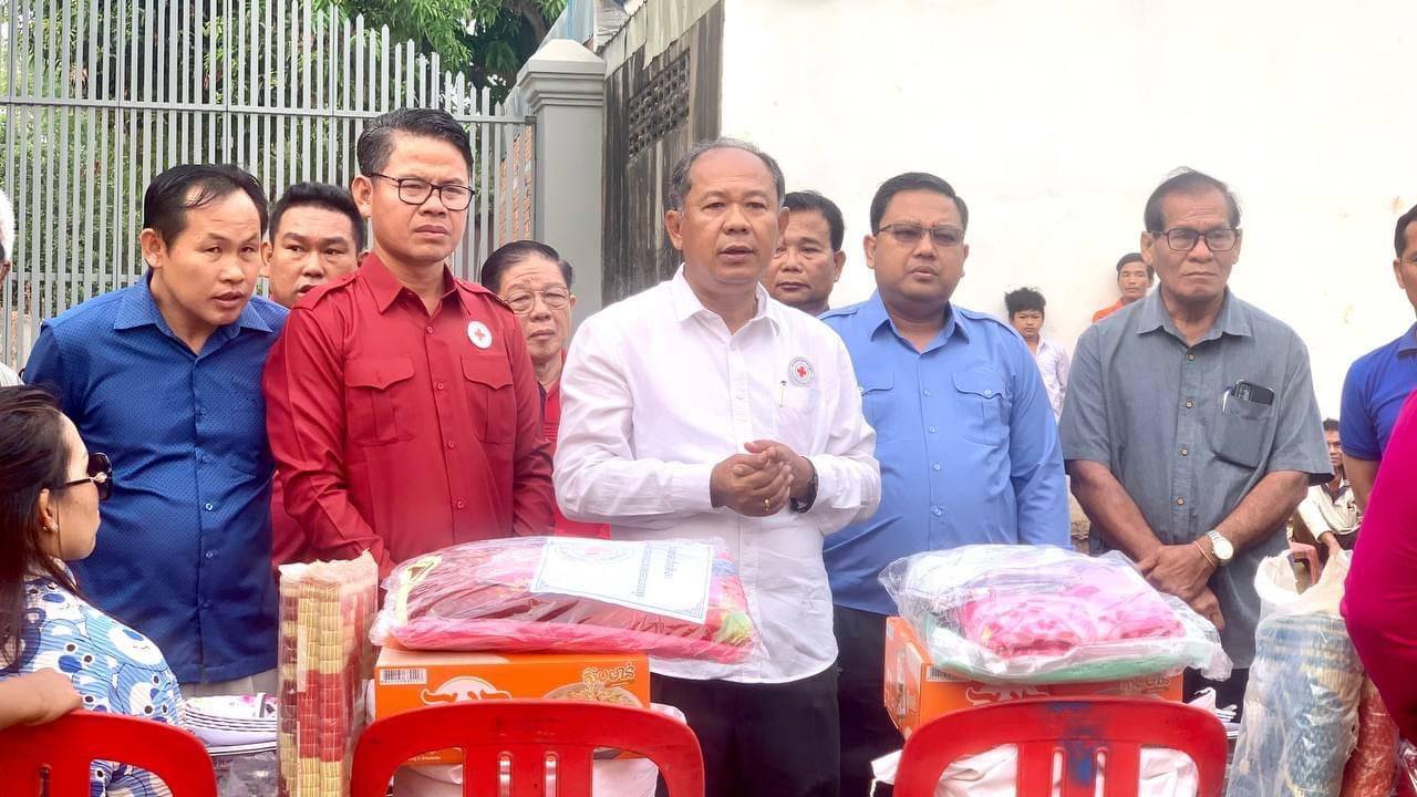 ឯកឧត្ដម អ៊ុ រាត្រី អញ្ជើញចុះសួរសុខទុក្ខ និងនាំយកសម្ភារ ថវិកាជូនគ្រួសាររងគ្រោះដោយសារអគ្គិភ័យនៅក្រុងសិរីសោភ័ណ
