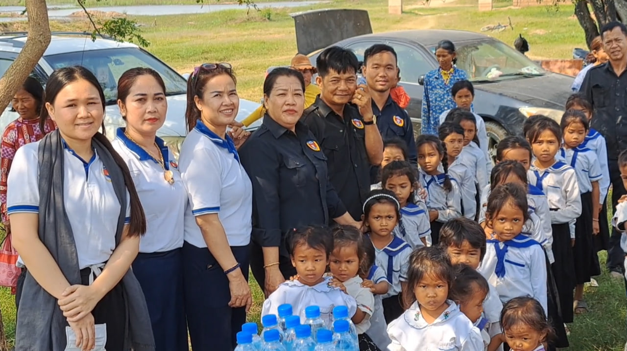សិស្សានុសិស្សនៅតំបន់ឆ្ងាយដាច់ស្រយាលបានទទួលអំណោយពីក្រុមចលនាយុវជនកម្ពុជា ១៥៧