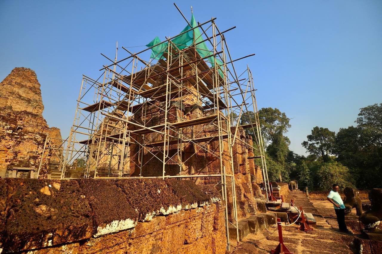 អាជ្ញាធរជាតិអប្សរា ធ្វើការជួសជុលខ្លោងទ្វារខាងកើត នៃ ប្រាសាទមេបុណ្យខាងកើត