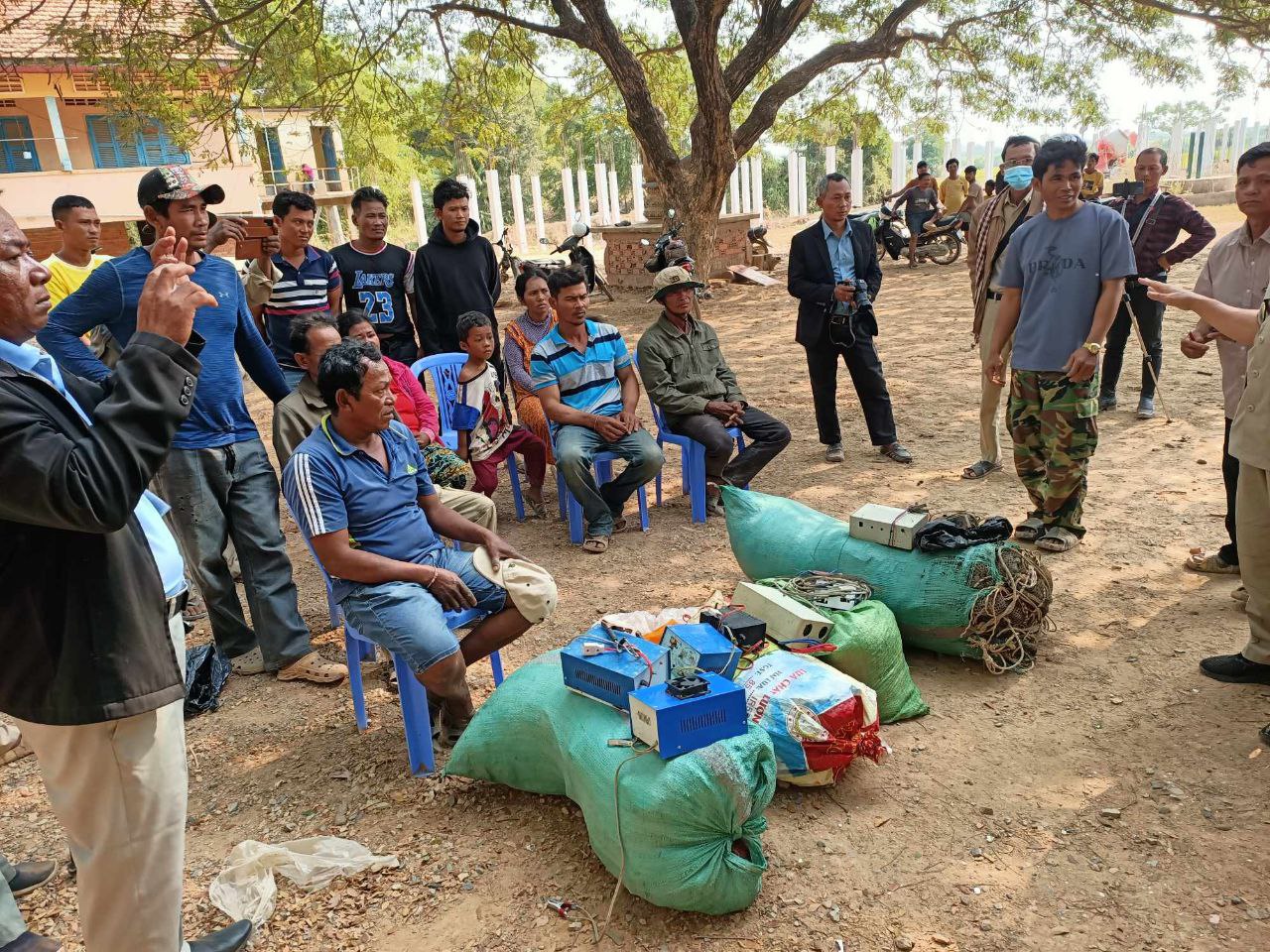 ប្រជាពលរដ្ឋភូមិកំពង់បាស្រូវស្ម័គចិត្តប្រគល់ឧបករណ៍នេសាទខុសច្បាប់ប្រាំបីគ្រឿងដល់មន្ត្រីជលផលកំពង់ឆ្នាំង