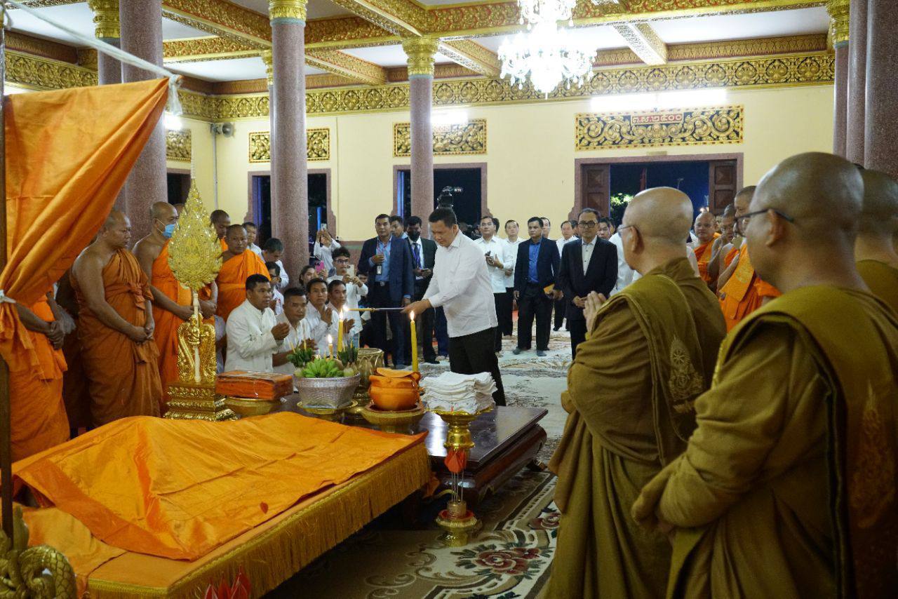 សម្តេចធិបតីនាយករដ្ឋមន្ត្រីអញ្ជើញទៅគោរពព្រះវិញាណក្ខន្ធសម្តេចព្រះអគ្គមហាសង្ឃរាជាធិបតី កិត្តិឧទេ្ទសបណ្ឌិត ទេព វង្ស