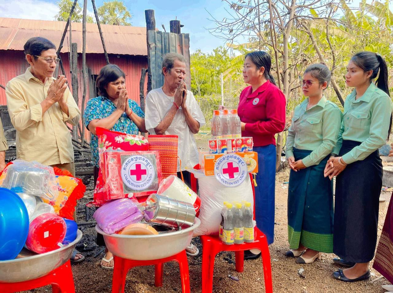 អនុប្រធានសាខាកាកក្រហមស្រុកតាំងគោក នាំយកអំណោយ ទៅជូនដល់គ្រួសាររងគ្រោះដោយភ្លើងឆេះផ្ទះ