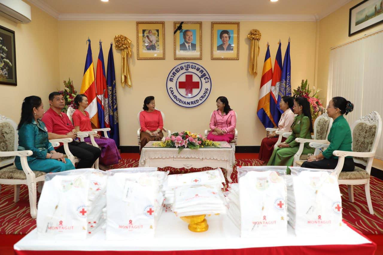នាយិកាក្រុមហ៊ុន MONTAGUT Cambodia ឧបត្ថម្ភអាវយឺត និងថវិកា ជូនកាកបាទក្រហមកម្ពុជា ដើម្បីអបអរទិវា ៨ ឧសភា ២០២៤