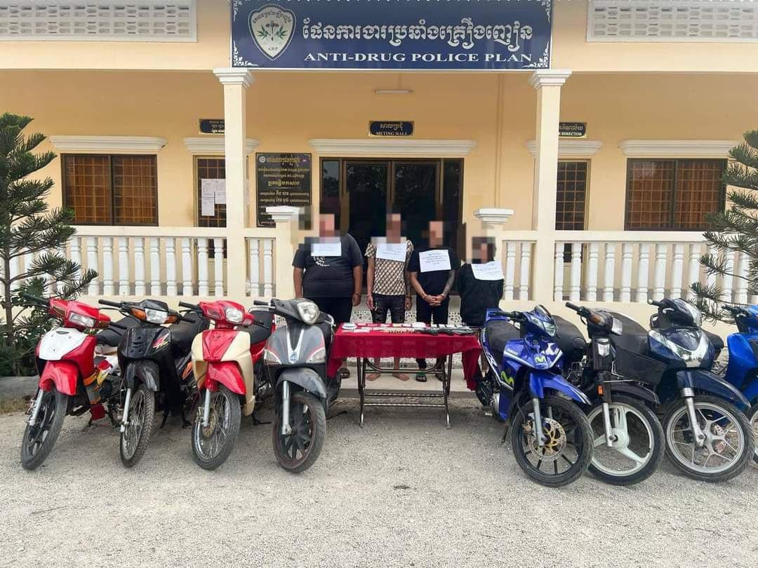 សមត្ថកិច្ចបង្ហាញមុខជនសង្ស័យបួននាក់ និងថ្នាំញៀនមួយចំនួនធំដែលបង្ក្រាបបាននៅក្រុងបាវិត