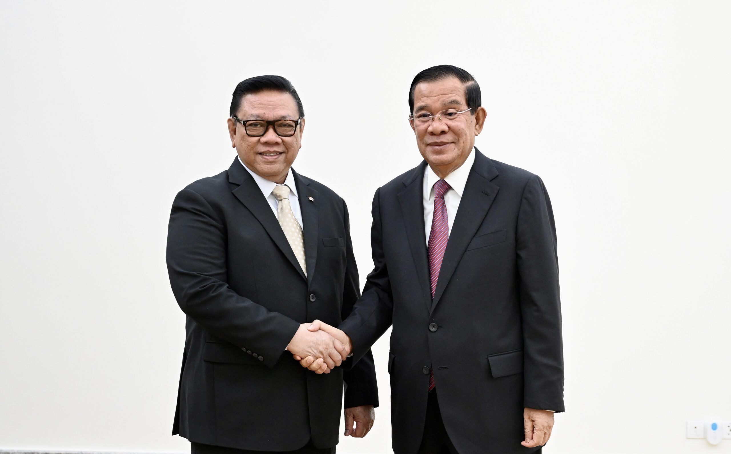 សម្ដេចតេជោ ហ៊ុន សែន ៖ កម្ពុជា តែងតែរៀបចំពិធីស្រាយបួសជារៀងរាល់ឆ្នាំ ដែលបញ្ជាក់អំពីការផ្ដល់សិទ្ធិសេរីភាពពេញលេញដល់ប្រជាជនមូស្លីម