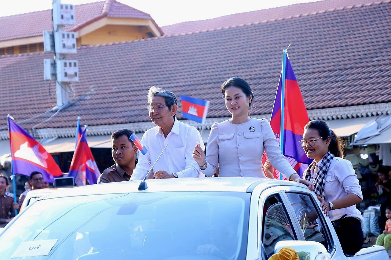 រដ្ឋបាលខេត្តសៀមរាប ដង្ហែក្បួនអបអរអង្គភាពទទួល ជ័យលាភី ជាអង្គភាពផ្តល់សេវា សាធារណៈគំរូប្រចាំឆ្នាំ២០២៣