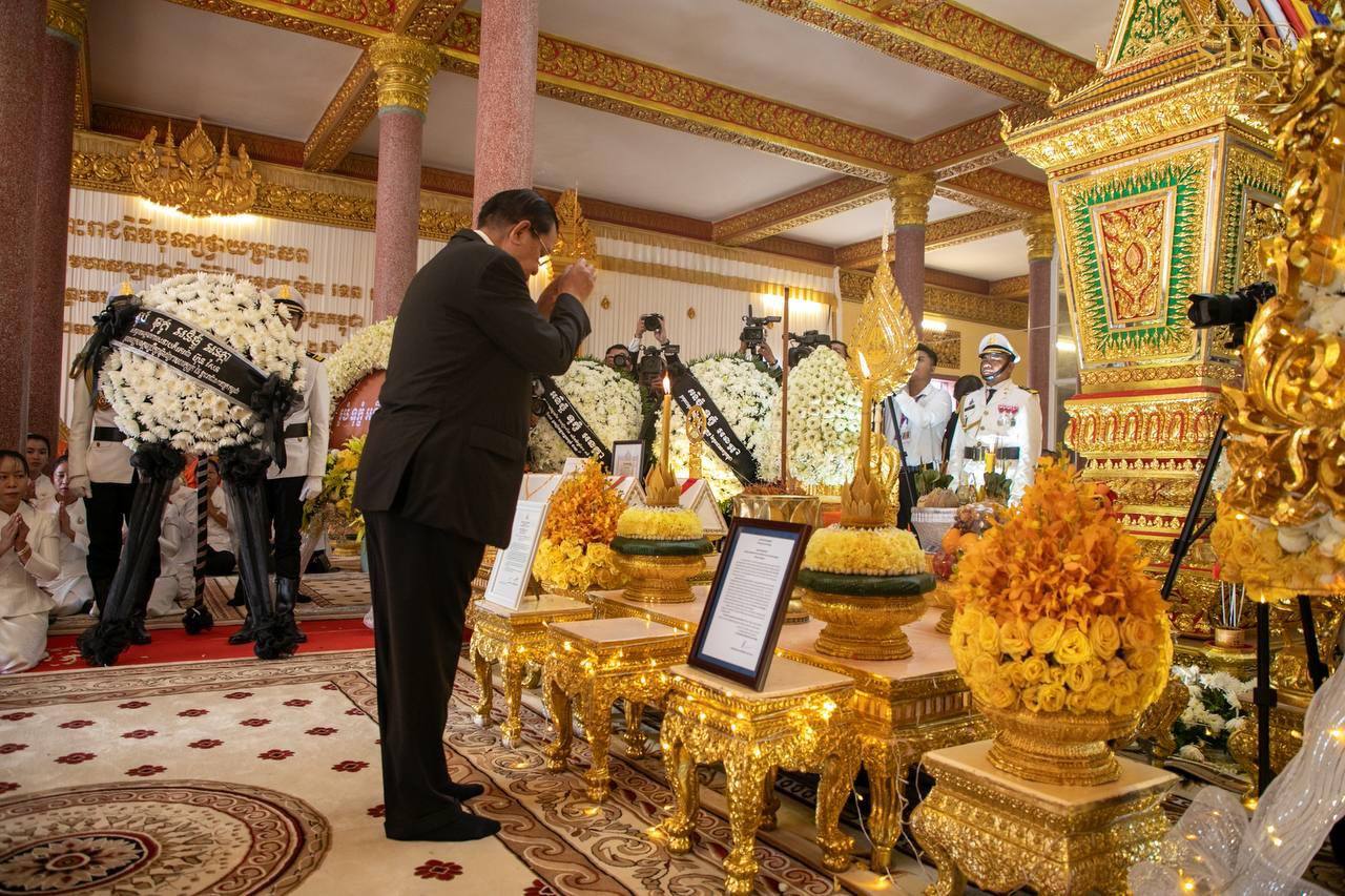 សម្តេចតេជោ ហ៊ុន សែន ប្រធានក្រុមឧត្តមប្រឹក្សាផ្ទាល់ព្រះមហាក្សត្រ ដឹកនាំ សមាជិកឧត្តមប្រឹក្សាផ្ទាល់ព្រះមហាក្សត្រ